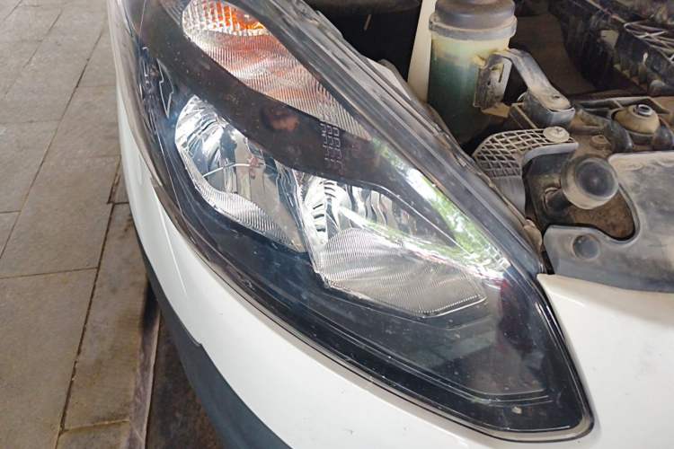 Used Ford Transit 2020 2.0T Diesel Multi-Function Commercial Vehicle Mid-Chassis Low-Roof Design with Dual Rear Doors Emission Standard China V Right Front Headlight