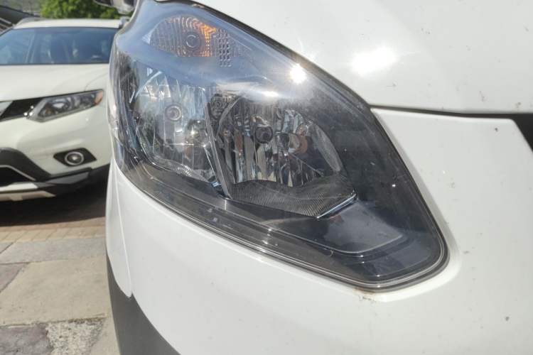 Used Ford Transit 2020 2.0T Diesel Multi-Function Commercial Vehicle Mid-Chassis Low-Roof Design with Dual Rear Doors Emission Standard China V Right Front Headlight