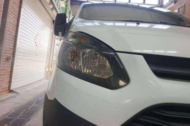 Used Ford Transit 2020 2.0T Gasoline Multi-Function Commercial Vehicle Mid-Drive Low-Roof Design with Dual Rear Doors Meeting China VI Emission Standards Right Front Headlight