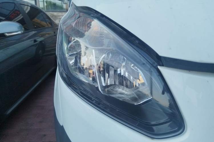 Used Ford Transit 2020 2.0T Diesel Multi-Function Commercial Vehicle Mid-Chassis Low-Roof Design with Dual Rear Doors Meeting China VI Emission Standards Right Front Headlight