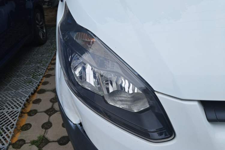 Used Ford Transit 2020 2.0T Gasoline Multi-Function Commercial Vehicle Mid-Drive Low-Roof Design with Dual Rear Doors Meeting China VI Emission Standards Right Front Headlight