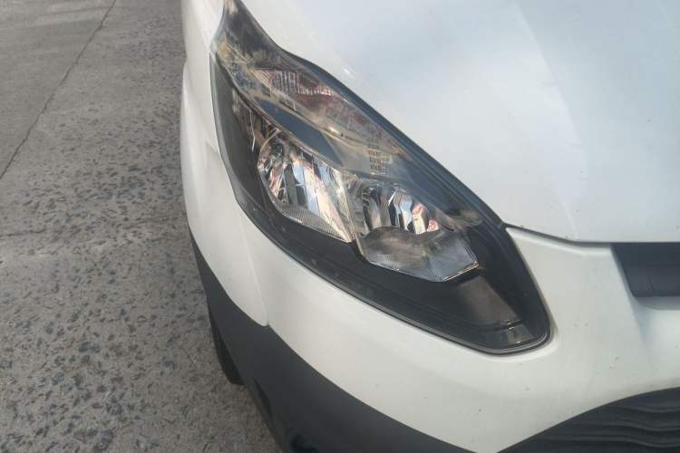 Used Ford Transit 2020 2.0T Diesel Multi-Function Commercial Vehicle Mid-Chassis Low-Roof Design with Dual Rear Doors Meeting China VI Emission Standards Right Front Headlight