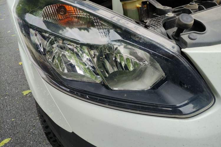 Used Ford Transit 2020 2.0T Diesel Multi-Function Commercial Vehicle Mid-Chassis Low-Roof Design with Dual Rear Doors Meeting China VI Emission Standards Right Front Headlight