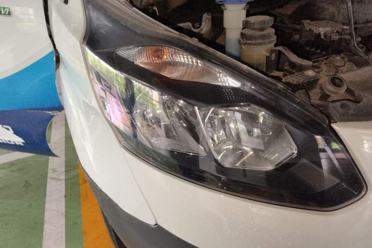 Used Ford Transit 2020 2.0T Diesel Multi-Function Commercial Vehicle Mid-Chassis Low-Roof Design with Dual Rear Doors Meeting China VI Emission Standards Right Front Headlight