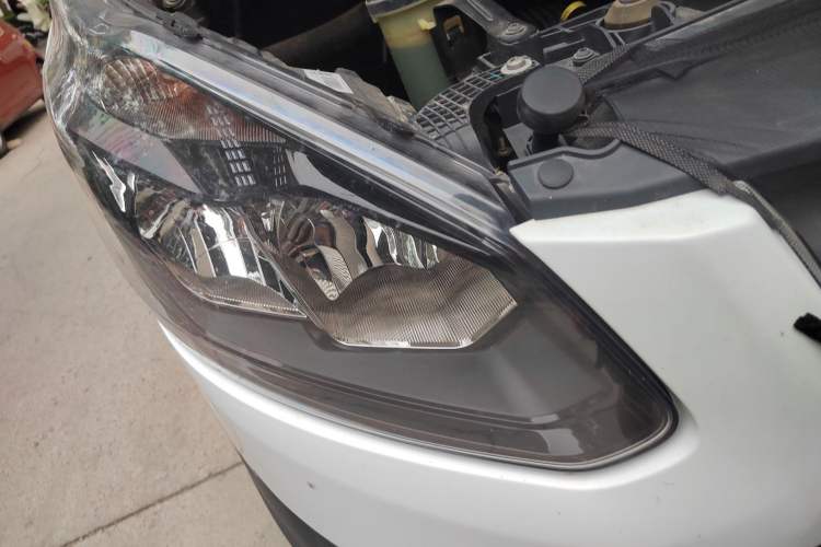 Used Ford Transit 2020 2.0T Gasoline Multi-Function Commercial Vehicle Mid-Drive Low-Roof Design with Dual Rear Doors Meeting China VI Emission Standards Right Front Headlight