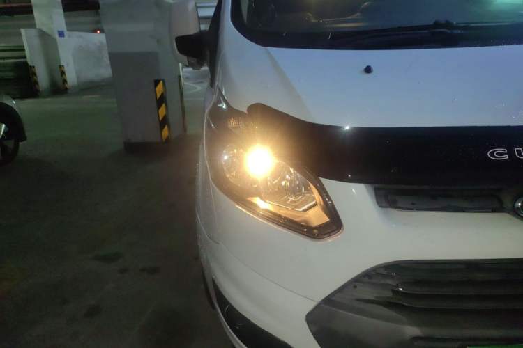 Used Ford Transit 2020 2.0T Gasoline Automatic Multi-Function Commercial Vehicle Mid-Drive Low-Roof Lift-Up Tailgate China VI Standard Right Front Headlight