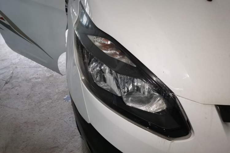 Used Ford Transit 2020 2.0T Gasoline Automatic Multi-Function Commercial Vehicle Mid-axle Low-roof Design with Dual Rear Doors Meeting China VI Emission Standards Right Front Headlight