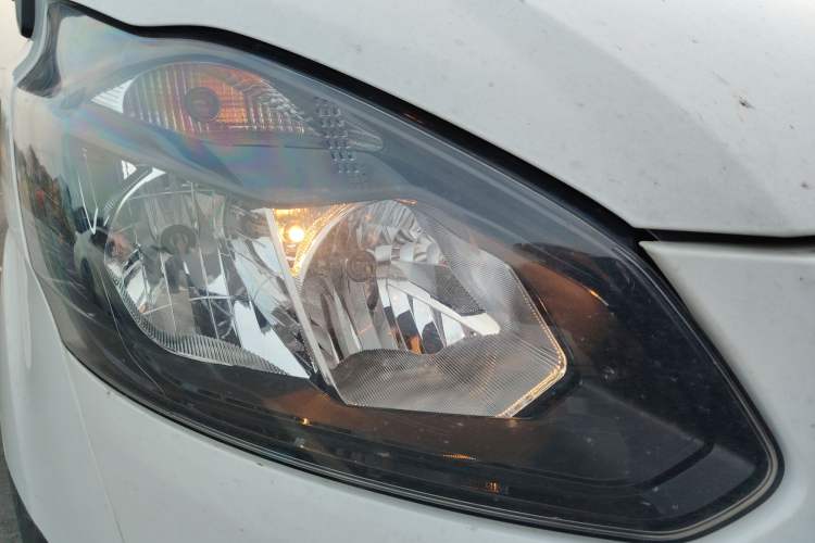 Used Ford Transit 2020 2.0T Gasoline Automatic Multi-Function Commercial Vehicle Mid-axle Low-roof Design with Dual Rear Doors Meeting China VI Emission Standards Right Front Headlight