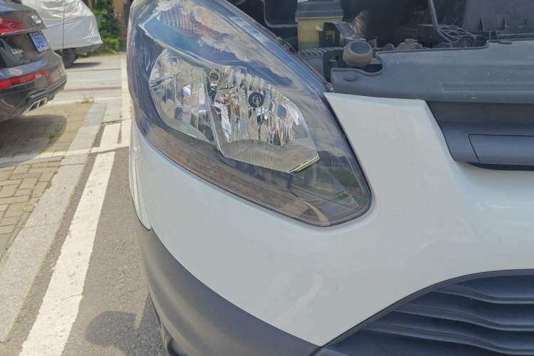 Used Ford Transit 2020 2.0T Diesel Multi-Function Commercial Vehicle Mid-Chassis Low-Roof Design with Dual Rear Doors Emission Standard China V Right Front Headlight