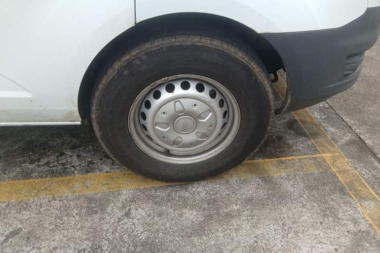 Used Ford Transit 2020 2.0T Diesel Multi-Function Commercial Vehicle Mid-Chassis Low-Roof Design with Dual Rear Doors Meeting China VI Emission Standards Right Front Wheel Hub