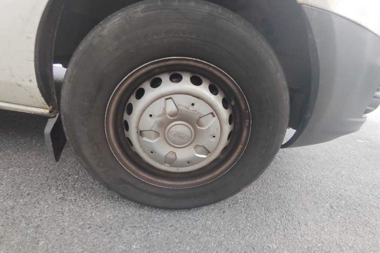 Used Ford Transit 2020 2.0T Diesel Multi-Function Commercial Vehicle Mid-Chassis Low-Roof Design with Dual Rear Doors Meeting China VI Emission Standards Right Front Wheel Hub