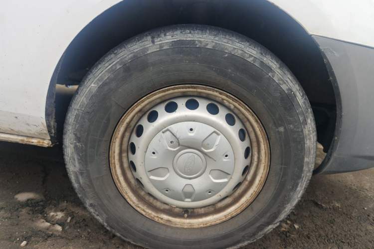 Used Ford Transit 2020 2.0T Diesel Multi-Function Commercial Vehicle Mid-Chassis Low-Roof Design with Dual Rear Doors Meeting China VI Emission Standards Right Front Wheel Hub