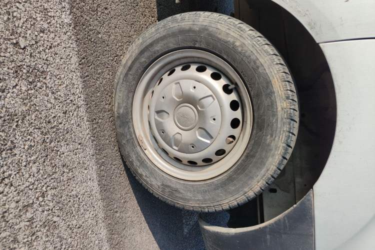Used Ford Transit 2020 2.0T Gasoline Multi-Function Commercial Vehicle Mid-Drive Low-Roof Design with Dual Rear Doors Meeting China VI Emission Standards Right Front Wheel Hub