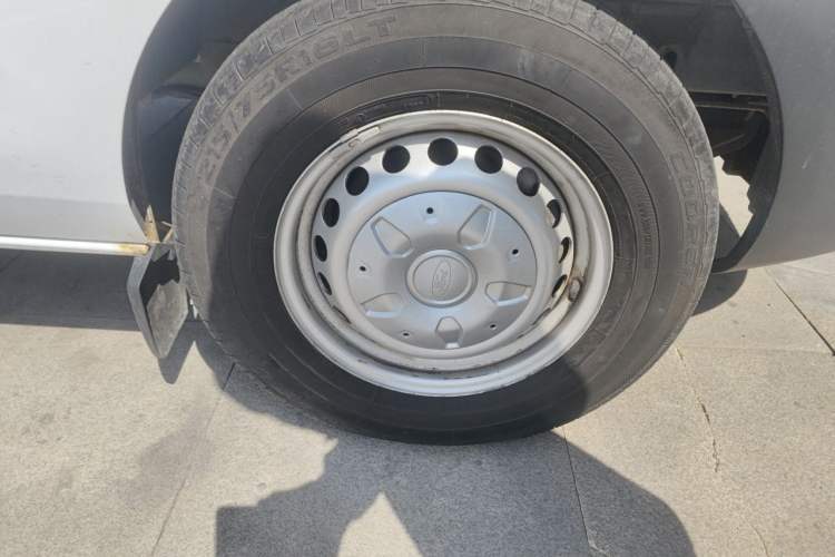 Used Ford Transit 2020 2.0T Diesel Multi-Function Commercial Vehicle Mid-Chassis Low-Roof Design with Dual Rear Doors Emission Standard China V Right Front Wheel Hub