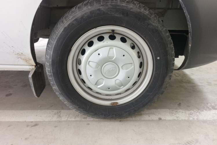 Used Ford Transit 2020 2.0T Gasoline Multi-Function Commercial Vehicle Mid-Drive Low-Roof Design with Dual Rear Doors Meeting China VI Emission Standards Right Front Wheel Hub