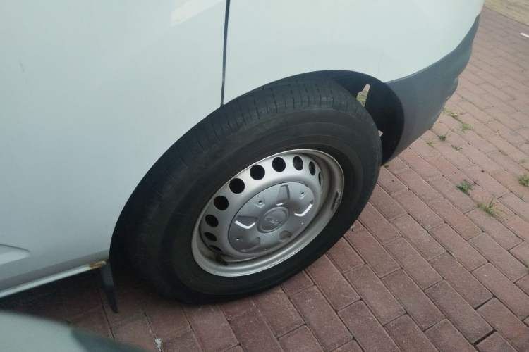 Used Ford Transit 2020 2.0T Diesel Multi-Function Commercial Vehicle Mid-Chassis Low-Roof Design with Dual Rear Doors Meeting China VI Emission Standards Right Front Wheel Hub
