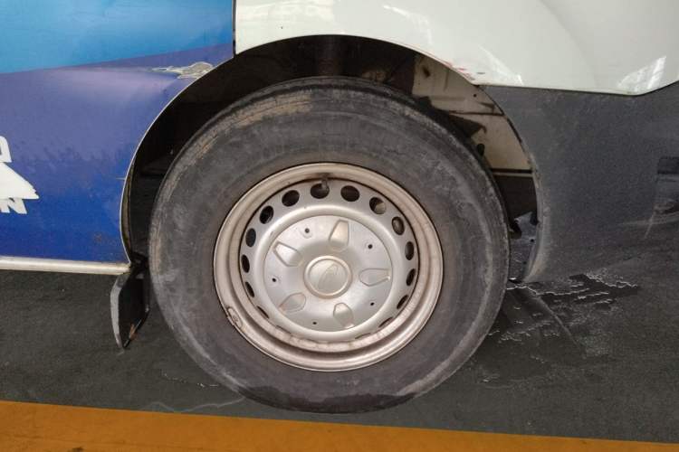 Used Ford Transit 2020 2.0T Diesel Multi-Function Commercial Vehicle Mid-Chassis Low-Roof Design with Dual Rear Doors Meeting China VI Emission Standards Right Front Wheel Hub