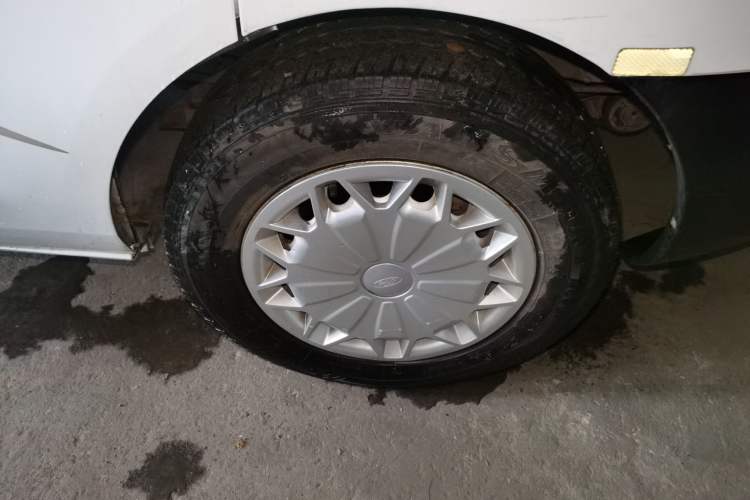 Used Ford Transit 2020 2.0T Gasoline Automatic Multi-Function Commercial Vehicle Mid-axle Low-roof Design with Dual Rear Doors Meeting China VI Emission Standards Right Front Wheel Hub