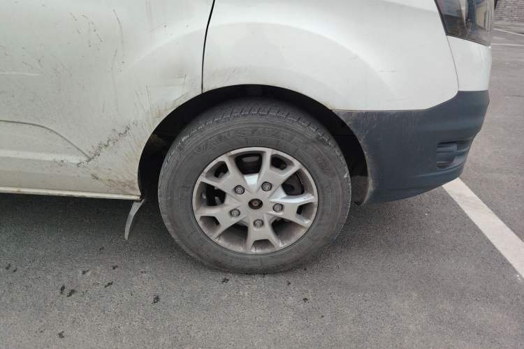 Used Ford Transit 2020 2.0T Gasoline Automatic Multi-Function Commercial Vehicle Mid-axle Low-roof Design with Dual Rear Doors Meeting China VI Emission Standards Right Front Wheel Hub