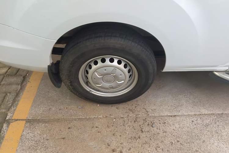 Used Ford Transit 2020 2.0T Diesel Multi-Function Commercial Vehicle Mid-Chassis Low-Roof Design with Dual Rear Doors Meeting China VI Emission Standards Right Rear Wheel Hub