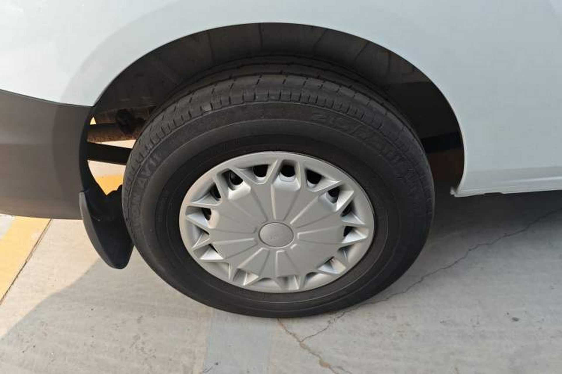 Used Ford Transit 2020 2.0T Diesel Multi-Function Commercial Vehicle Mid-Chassis Low-Roof Design with Dual Rear Doors Meeting China VI Emission Standards Right Rear Wheel Hub