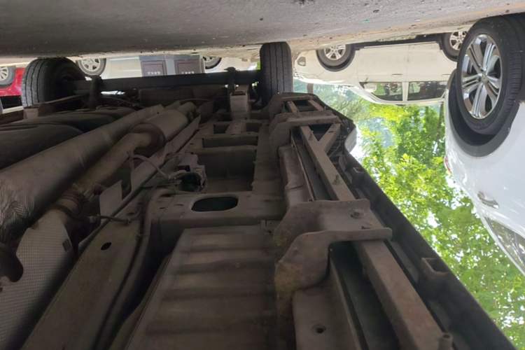 Used Ford Transit 2020 2.0T Diesel Multi-Function Commercial Vehicle Mid-Chassis Low-Roof Design with Dual Rear Doors Meeting China VI Emission Standards Right Side Sill