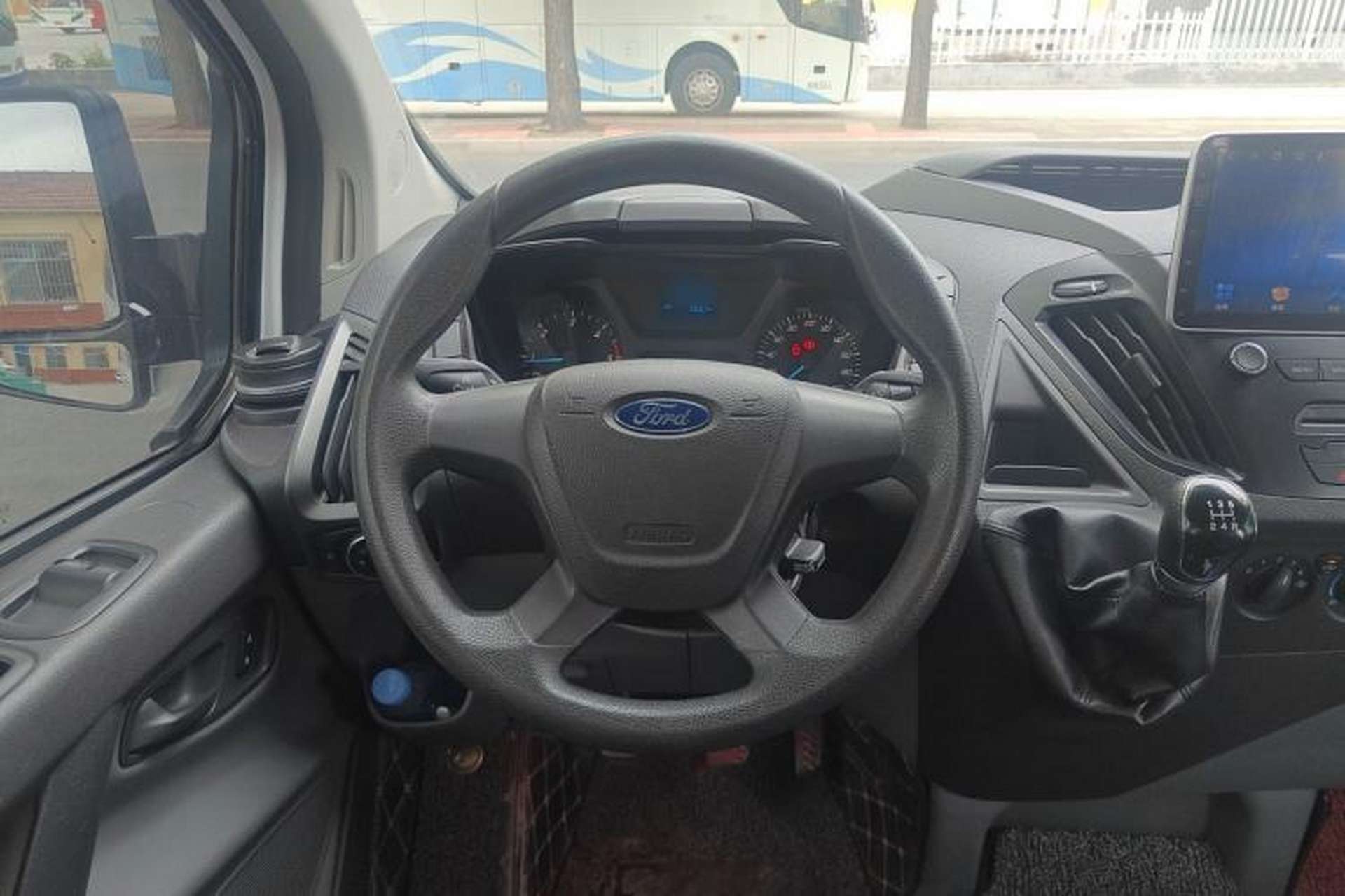 Used Ford Transit 2020 2.0T Diesel Commercial & Travel Mid-axle Mid-roof 10–12 Seats China VI Steering Wheel