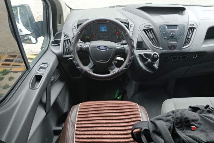 Used Ford Transit 2020 2.0T Gasoline Multi-Function Commercial Vehicle Mid-Drive Low-Roof Design with Dual Rear Doors Meeting China VI Emission Standards Steering Wheel