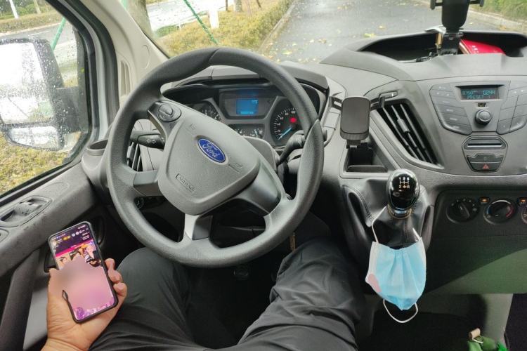 Used Ford Transit 2020 2.0T Diesel Multi-Function Commercial Vehicle Mid-Chassis Low-Roof Design with Dual Rear Doors Meeting China VI Emission Standards Steering Wheel