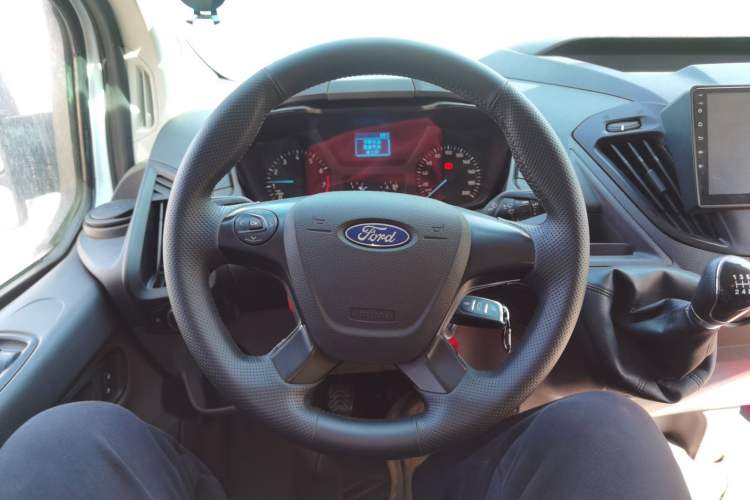 Used Ford Transit 2020 2.0T Gasoline Commercial & Travel Version Mid-Drive Mid-Roof 10–12 Seats China VI Standard Steering Wheel
