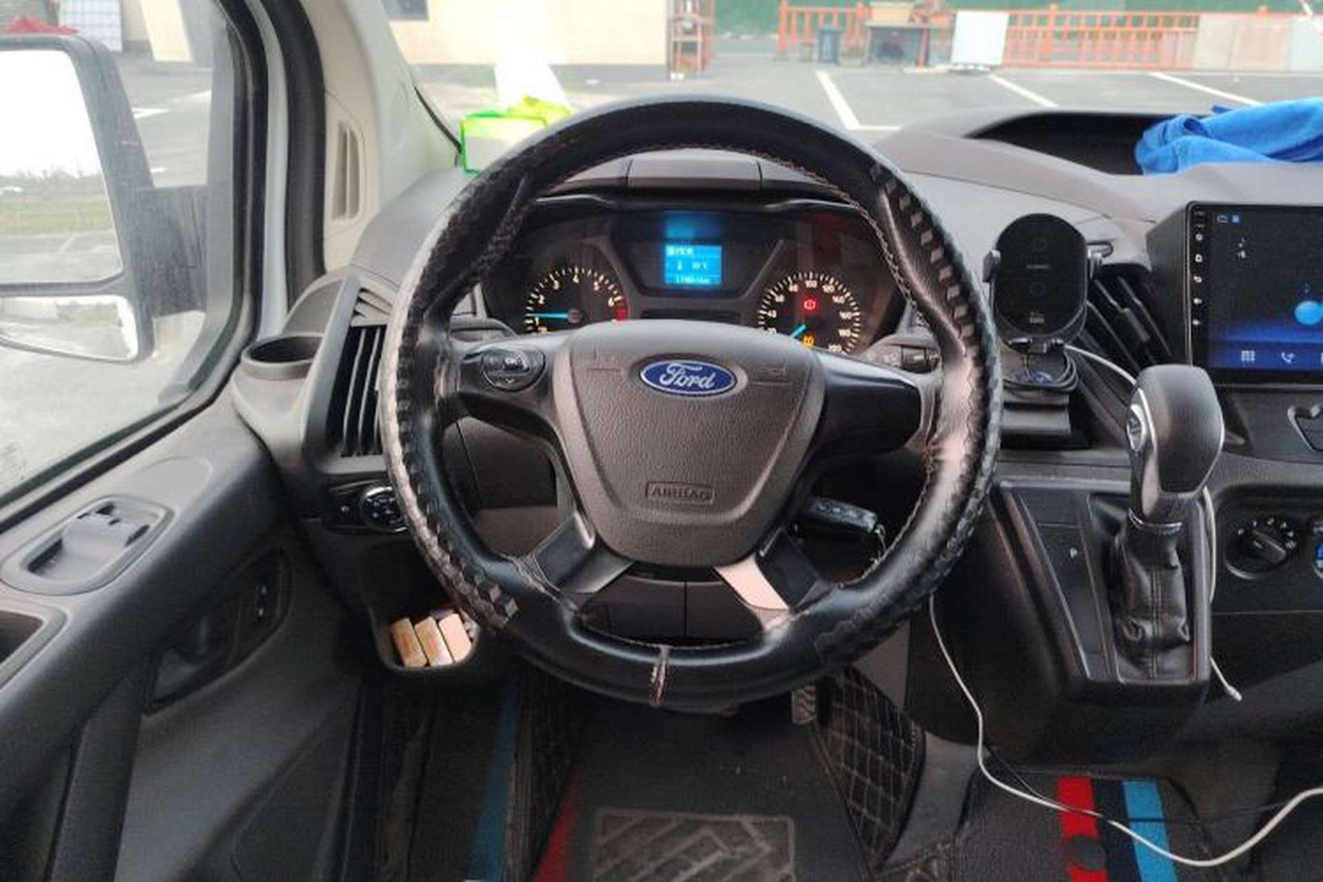 Used Ford Transit 2020 2.0T Gasoline Automatic Multi-Function Commercial Vehicle Mid-axle Low-roof Design with Dual Rear Doors Meeting China VI Emission Standards Steering Wheel