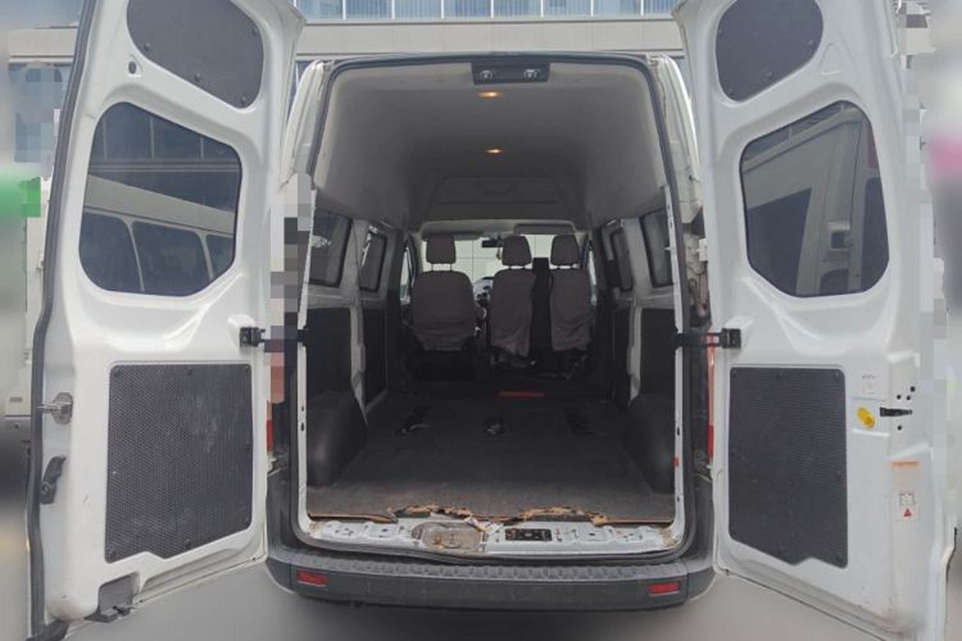 Used Ford Transit 2020 2.0T Diesel Multi-Function Commercial Vehicle Mid-Chassis Low-Roof Design with Dual Rear Doors Meeting China VI Emission Standards Trunk