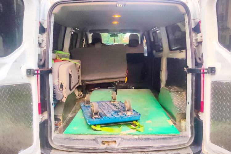 Used Ford Transit 2020 2.0T Diesel Multi-Function Commercial Vehicle Mid-Chassis Low-Roof Design with Dual Rear Doors Meeting China VI Emission Standards Trunk