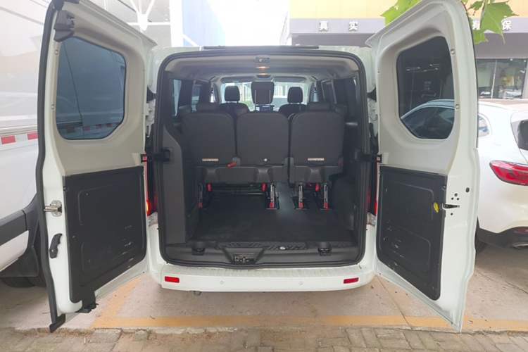 Used Ford Transit 2020 2.0T Diesel Multi-Function Commercial Vehicle Mid-Chassis Low-Roof Design with Dual Rear Doors Meeting China VI Emission Standards Trunk