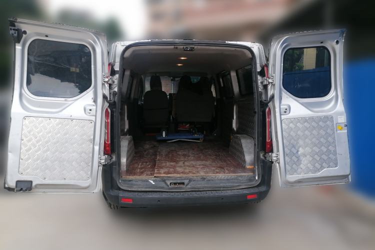 Used Ford Transit 2020 2.0T Diesel Multi-Function Commercial Vehicle Mid-Chassis Low-Roof Design with Dual Rear Doors Meeting China VI Emission Standards Trunk