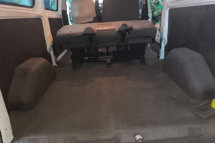 Used Ford Transit 2020 2.0T Diesel Multi-Function Commercial Vehicle Mid-Chassis Low-Roof Design with Dual Rear Doors Meeting China VI Emission Standards Trunk