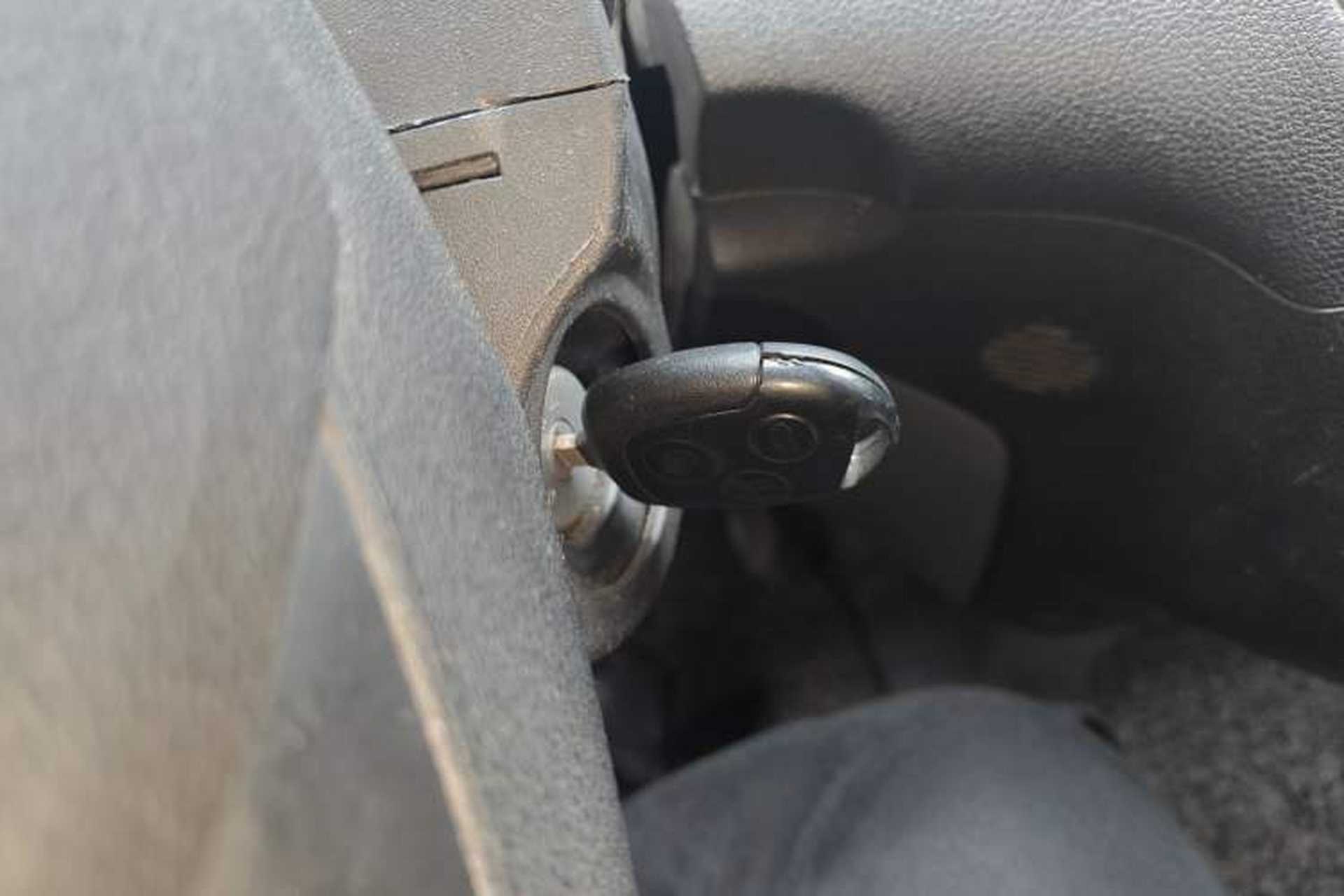 Used Ford Transit 2020 2.0T Diesel Multi-Function Commercial Vehicle Mid-Chassis Low-Roof Design with Dual Rear Doors Meeting China VI Emission Standards Vehicle Key