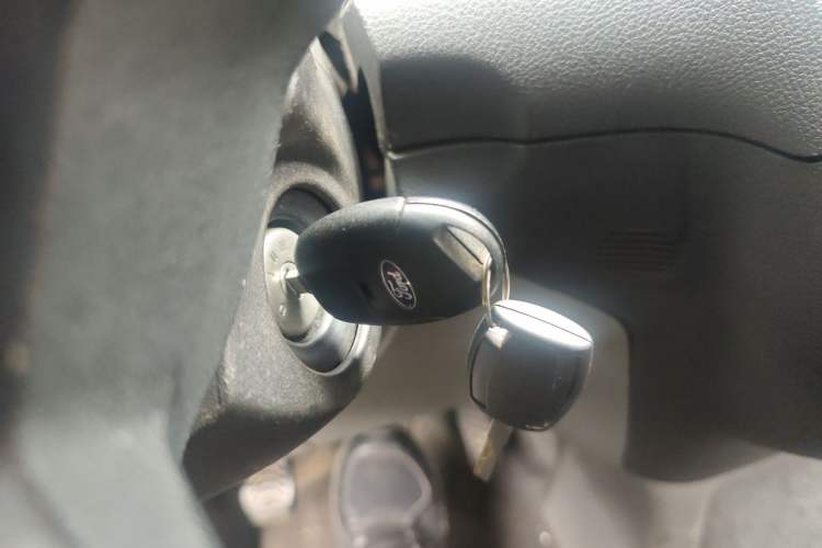 Used Ford Transit 2020 2.0T Diesel Multi-Function Commercial Vehicle Mid-Chassis Low-Roof Design with Dual Rear Doors Meeting China VI Emission Standards Vehicle Key
