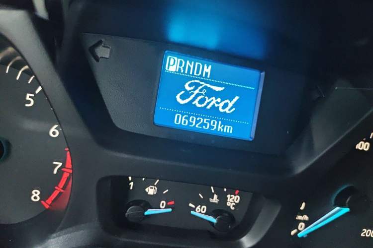 Used Ford Transit 2021 2.0T Gasoline Automatic Advanced Commercial Van Mid-Body Mid-Roof 7-Seater China VI Standard Odometer Close Up