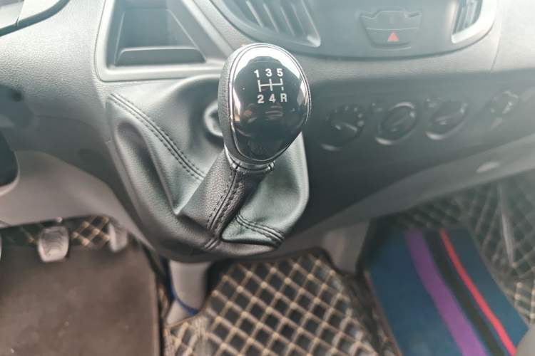 Used Ford Transit 2021 2.0T Diesel Manual Advanced Commercial Traveler Mid-Chassis Mid-Roof 9-Seater China VI Gear Lever