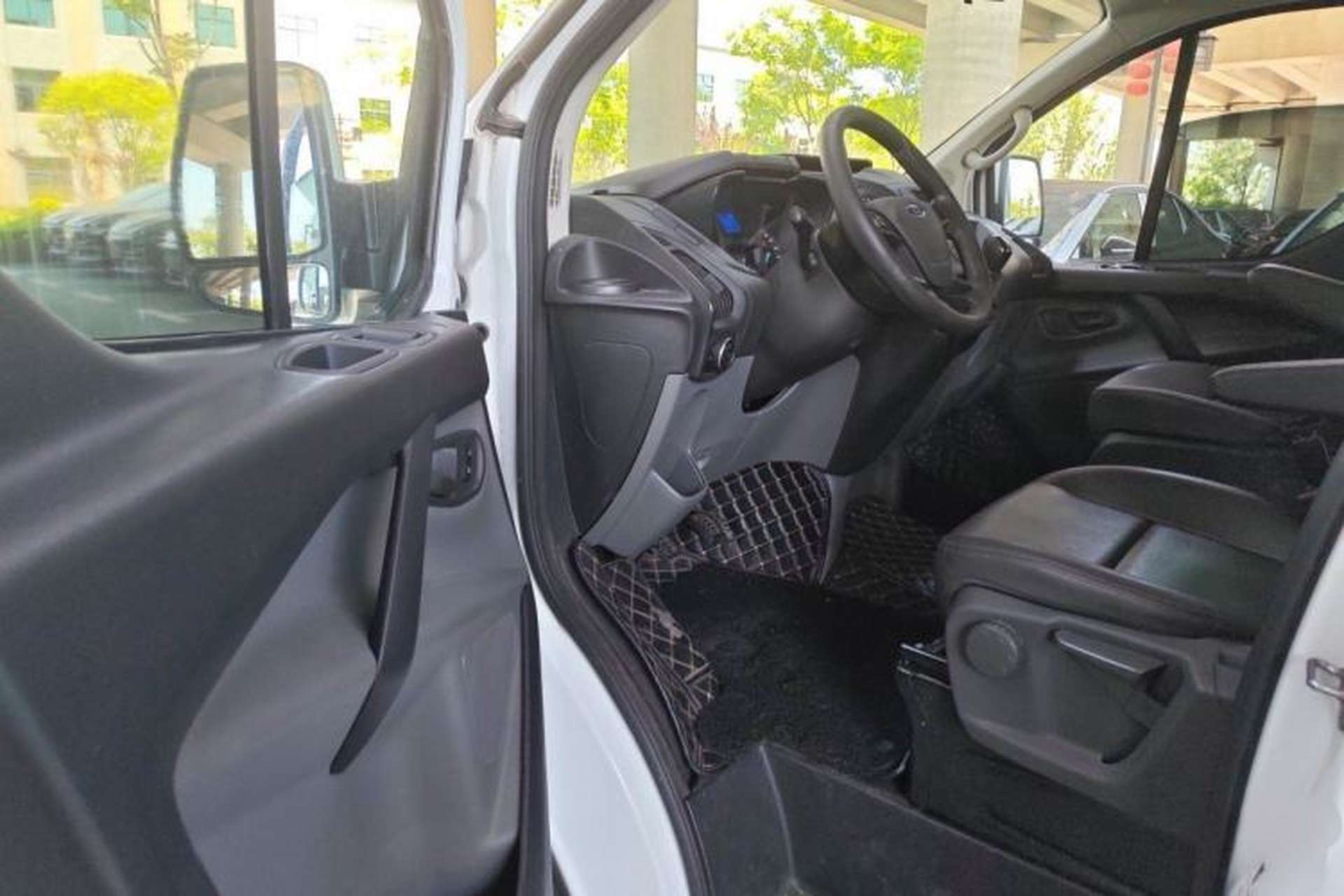 Used Ford Transit 2021 2.0T Diesel Manual Advanced Commercial Traveler Mid-Chassis Mid-Roof 9-Seater China VI Interior 3