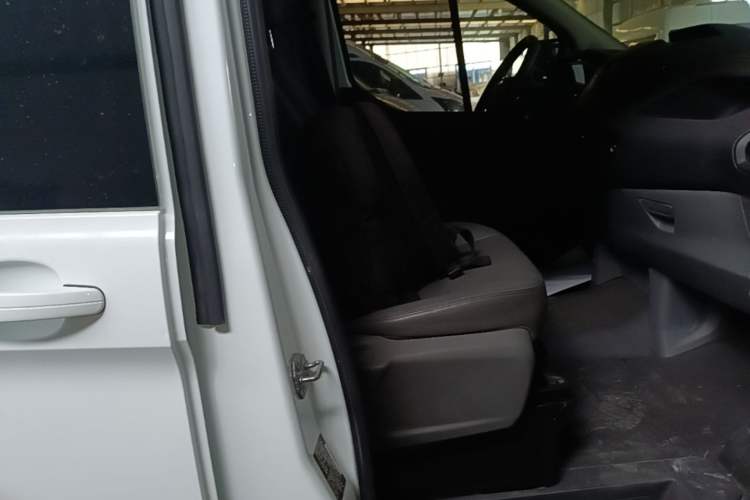 Used Ford Transit 2021 2.0T Diesel Manual Advanced Commercial Traveler Mid-Chassis Mid-Roof 9-Seater China VI Right Front Seat