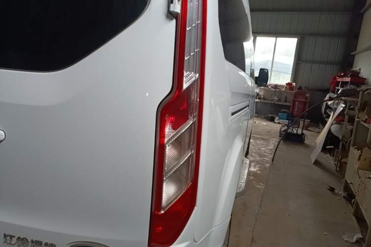 Used Ford Transit 2021 2.0T Diesel Manual Advanced Commercial Traveler Mid-Chassis Mid-Roof 9-Seater China VI Right Rear Taillight