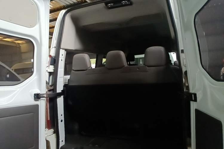 Used Ford Transit 2021 2.0T Diesel Manual Advanced Commercial Traveler Mid-Chassis Mid-Roof 9-Seater China VI Trunk