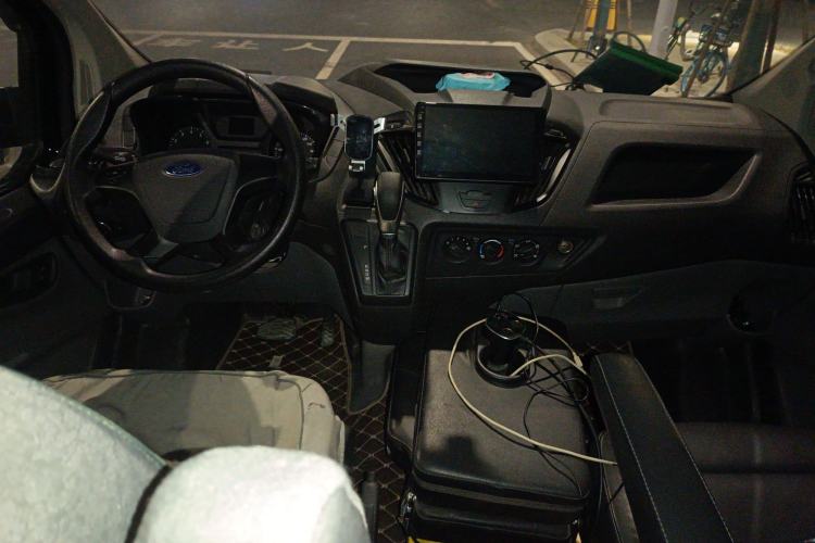 Used Ford Transit 2022 2.0T Gasoline Automatic Multi-Function Commercial Vehicle Mid-axle Low-Roof Design with Dual Rear Doors Meeting China VI Emission Standards Center Console