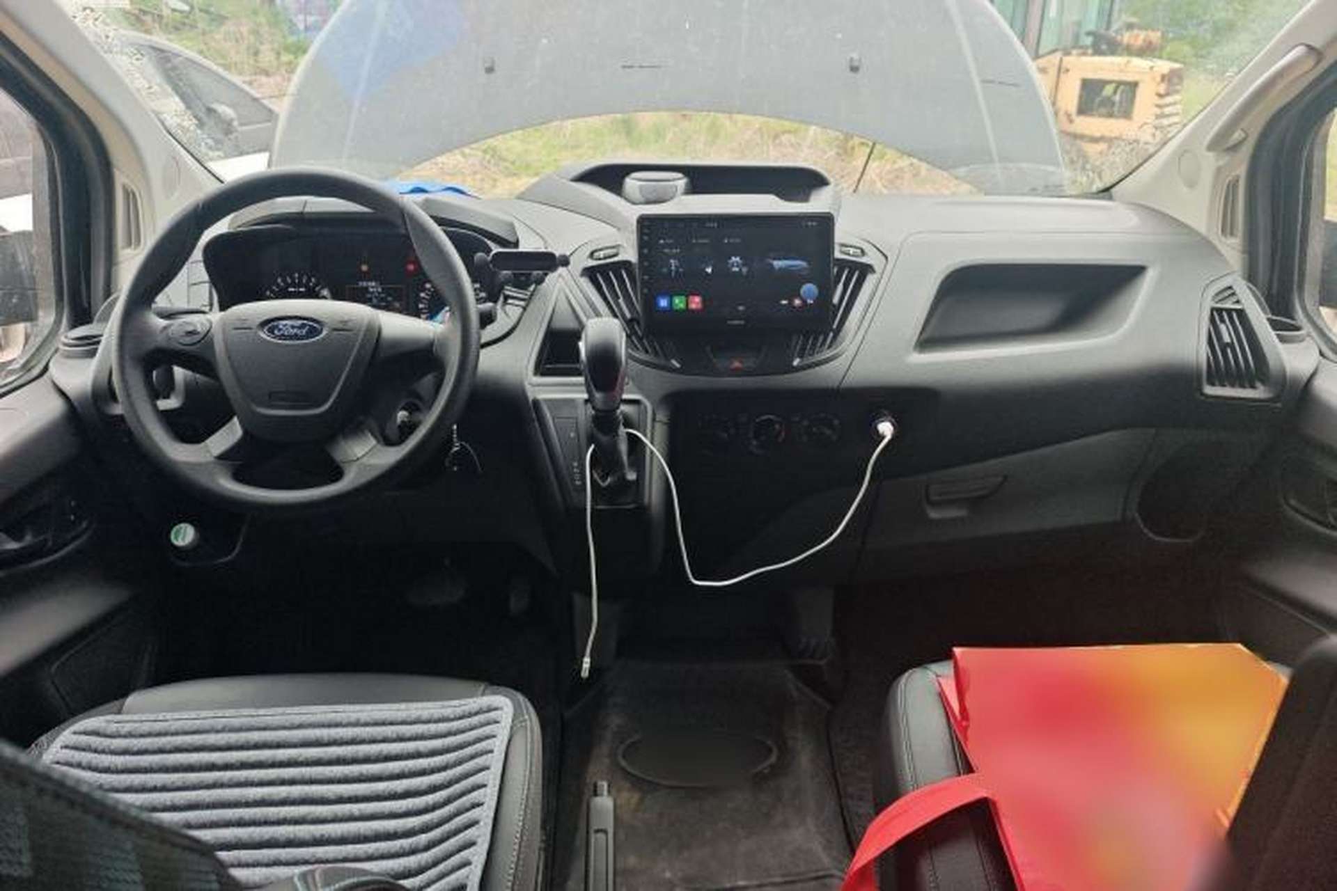 Used Ford Transit 2022 2.0T Gasoline Automatic Multi-Function Commercial Vehicle Mid-axle Low-Roof Lift-Up Tailgate China VI Standard Center Console
