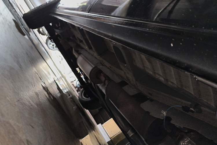 Used Ford Transit 2022 2.0T Gasoline Multi-Function Commercial Vehicle Mid-axle Low-Roof Liftgate Tailgate China VI Standard Chassis Front Right