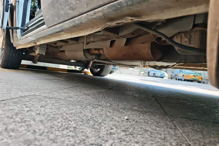 Used Ford Transit 2022 2.0T Gasoline Automatic Multi-Function Commercial Vehicle Mid-axle Low-Roof Design with Dual Rear Doors Meeting China VI Emission Standards Chassis Front Right