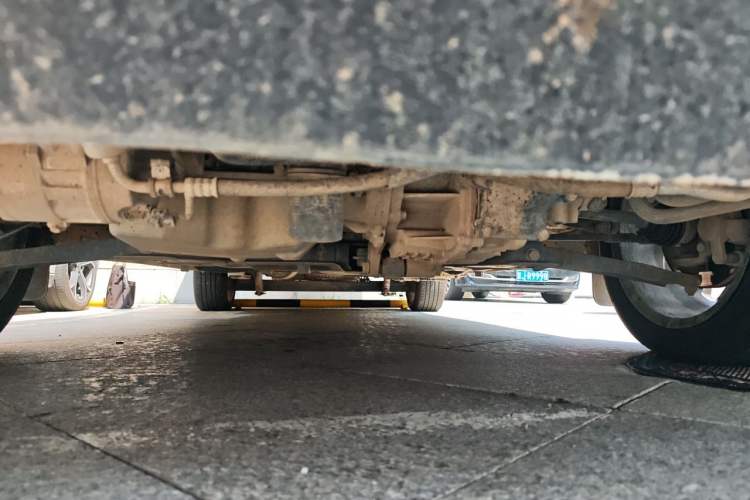 Used Ford Transit 2022 2.0T Gasoline Automatic Multi-Function Commercial Vehicle Mid-axle Low-Roof Design with Dual Rear Doors Meeting China VI Emission Standards Chassis Front