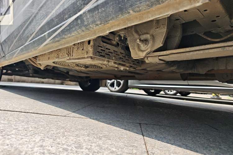 Used Ford Transit 2022 2.0T Gasoline Automatic Multi-Function Commercial Vehicle Mid-axle Low-Roof Design with Dual Rear Doors Meeting China VI Emission Standards Chassis Rear Left